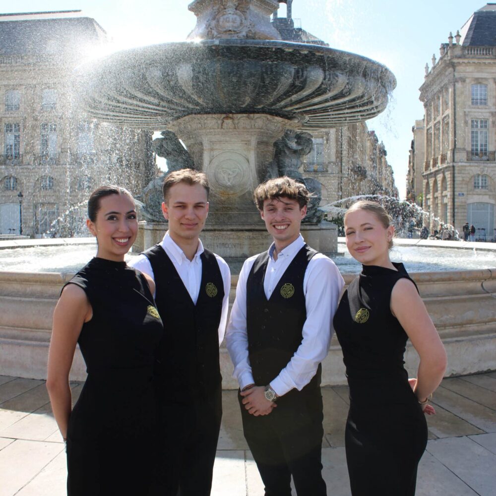 IMG 2359 scaled Alpha Events & Bartenders est votre partenaire de confiance pour des événements haut de gamme, de l’accueil à l’expérience au bar.Nous sélectionnons des hôtes et hôtesses formé·es pour incarner vos valeurs avec élégance, rigueur et sens du service, et orchestrons un accueil fluide, souriant et parfaitement adapté à l’image de votre marque.